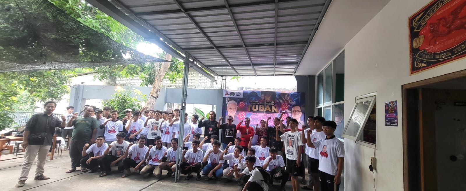 SIAP TOTALITAS: Relawan Ganjar Tuban usai berkoordinasi dan siap memasang baliho hingga pelosok desa.