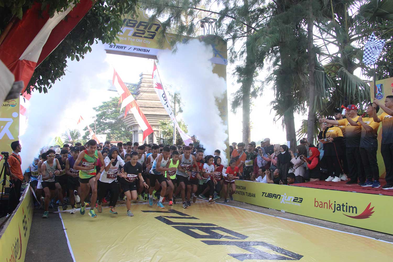 BERSEMANGAT: Komandan Kodim 0811 Tuban Letkol Inf Suhada Erwin didampingi Kepala Disbudporapar Tuban M. Emawan Putra dan tamu undangan mengibarkan bendera tanda mulainya Tuban Run 23.