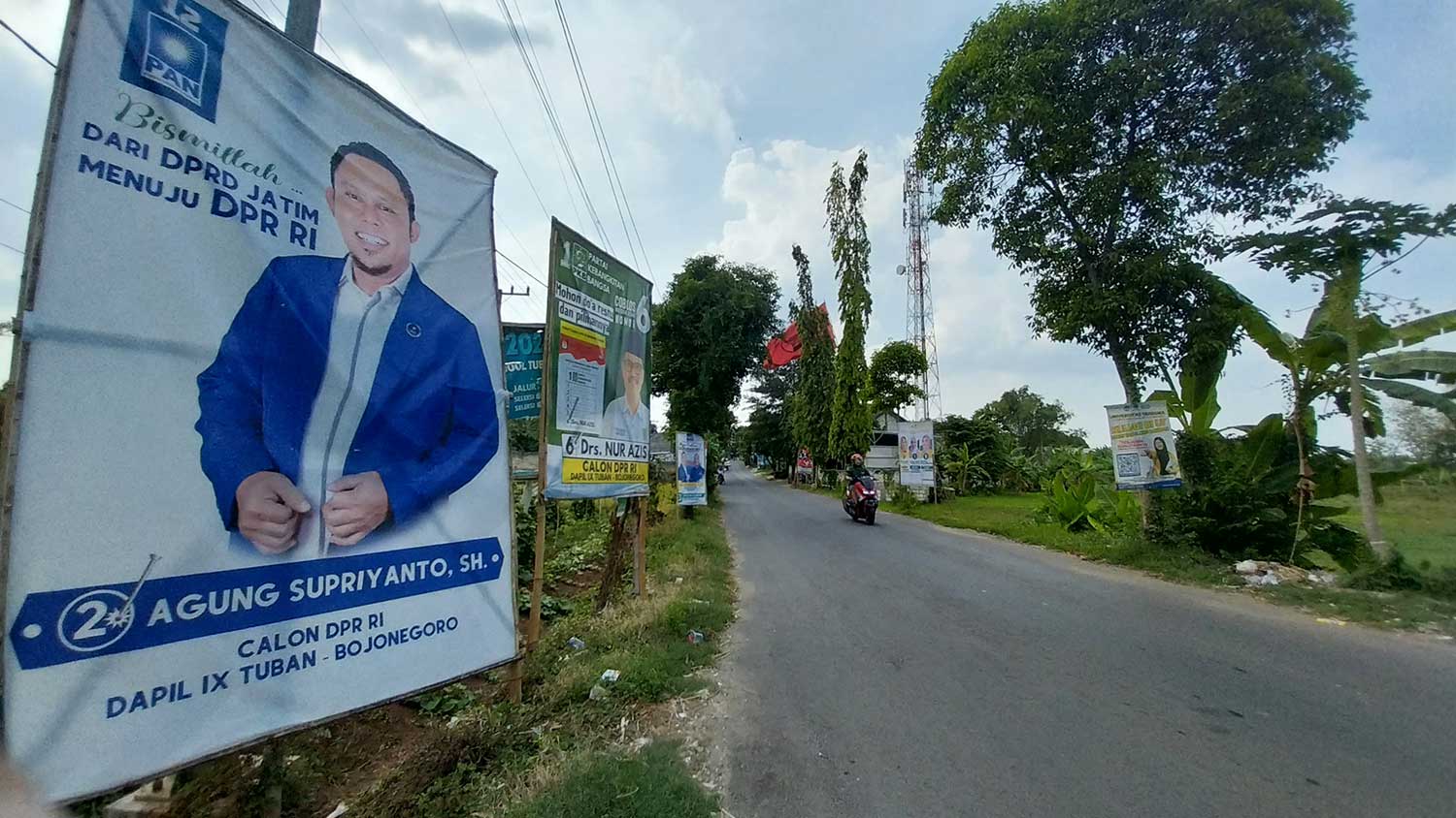 BERJEJER: APK terpasang berjejer di Jalan Al Falah, Desa Sugiharjo, Kecamatan Tuban. Sebagaian APK di jalan ini tampak melanggar aturan pemasangan, namun tak kunjung ditertibkan.