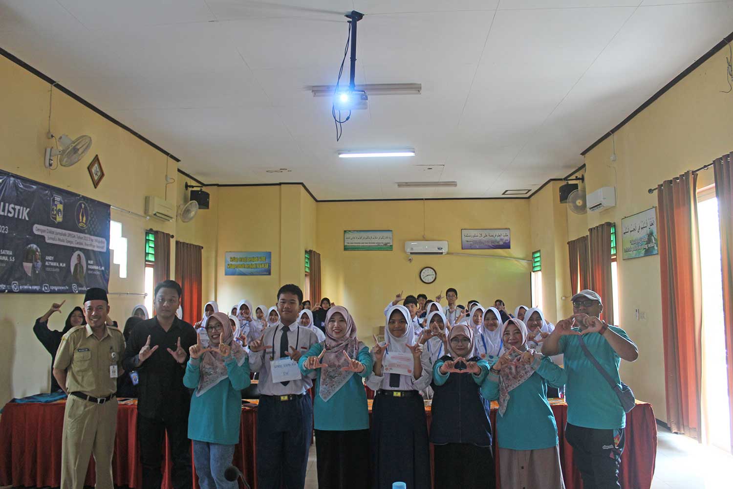 SEMANGAT: Wartawan Jawa Pos Radar Tuban bersama guru dan siswa SMPN 3 Tuban foto bersama sebelum Diklat Jurnalistik dimulai.