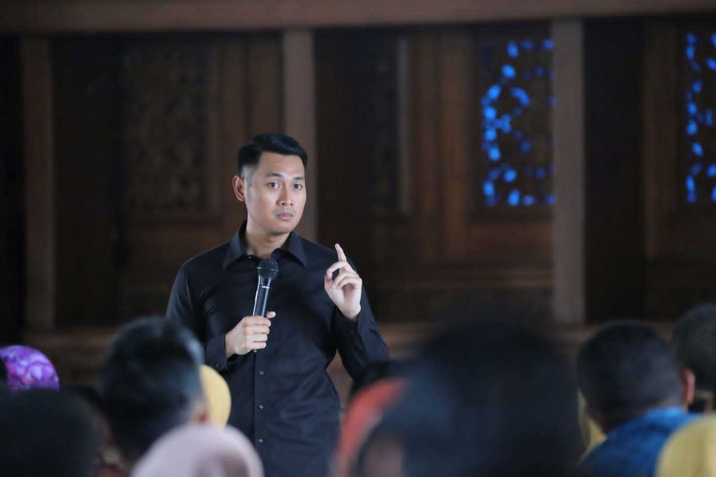 Bupati Aditya Halindra Faridzky menyampaikan materi sebagai narasumber Workshop Kebijakan Penyelenggaraan Pemerintah Desa Tahun 2024 di Pendapa Kridha Manunggal Tuban, Minggu (17/12).