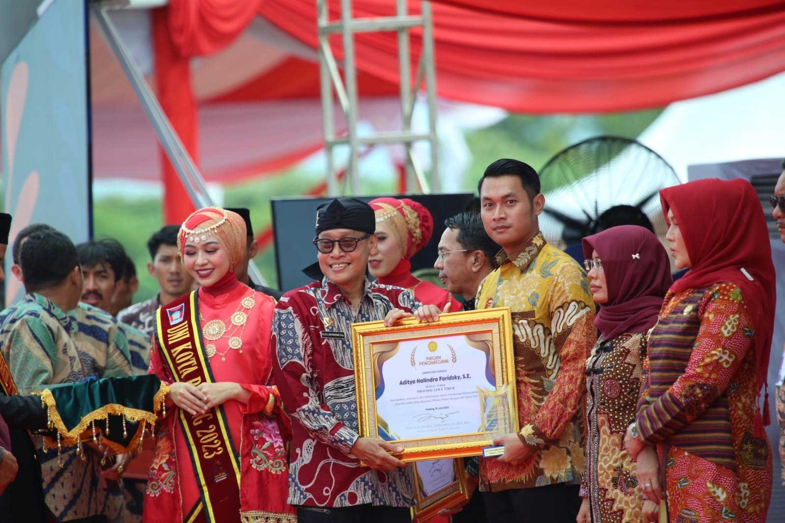 SELAMAT: Bupati Aditya Halindra Faridzky menerima penghargaan atas dedikasi, kontribusi, dan keberhasilan dalam membangun bidang pertanian di Tuban dari Kementerian Pertanian pada Juni 2023 lalu.