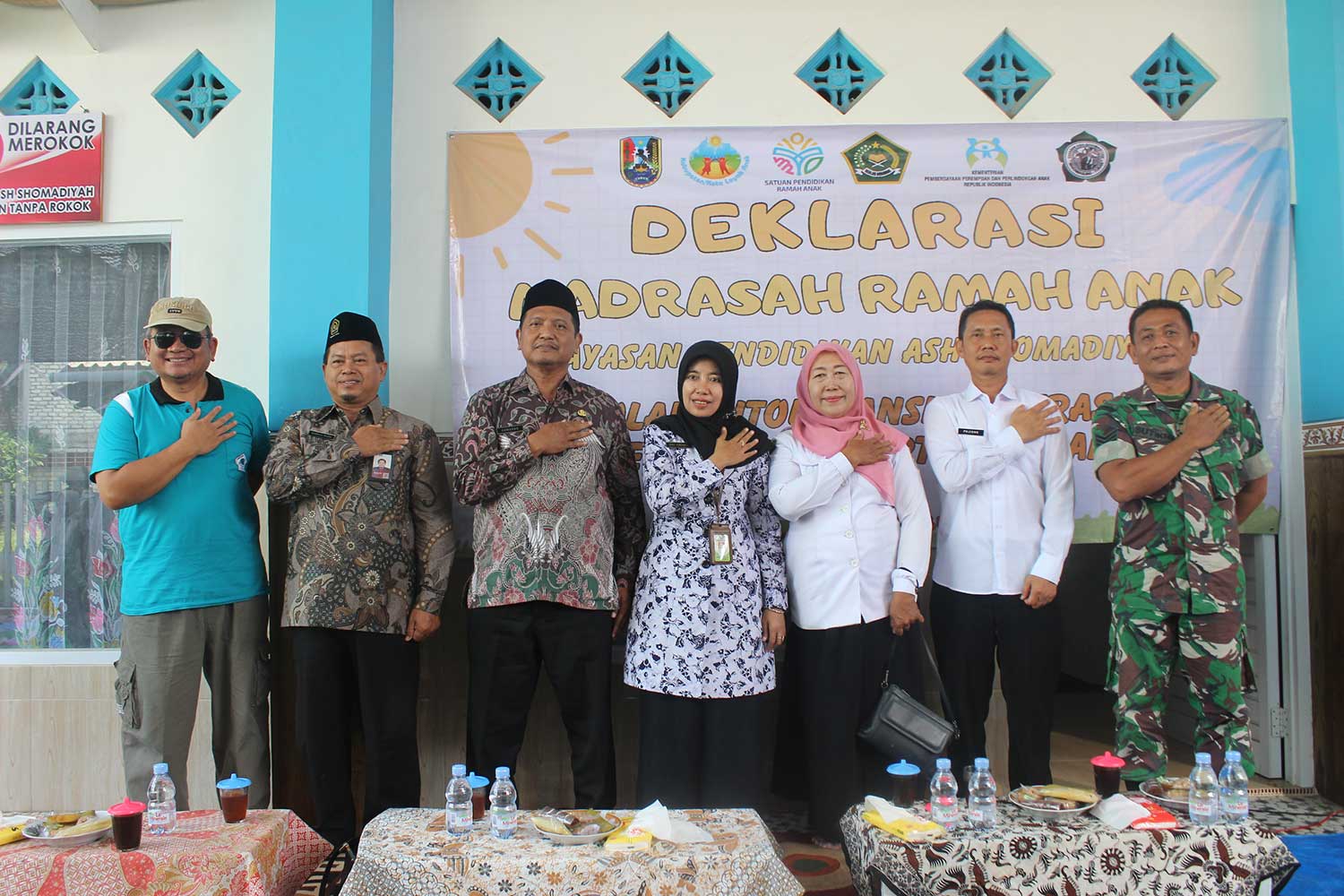 JALIN KEBERSAMAAN: Pengasuh MA Ash Shomadiyah Tuban yang menjalin sinergi bersama Forkopimcam dan Kemenag Tuban.
