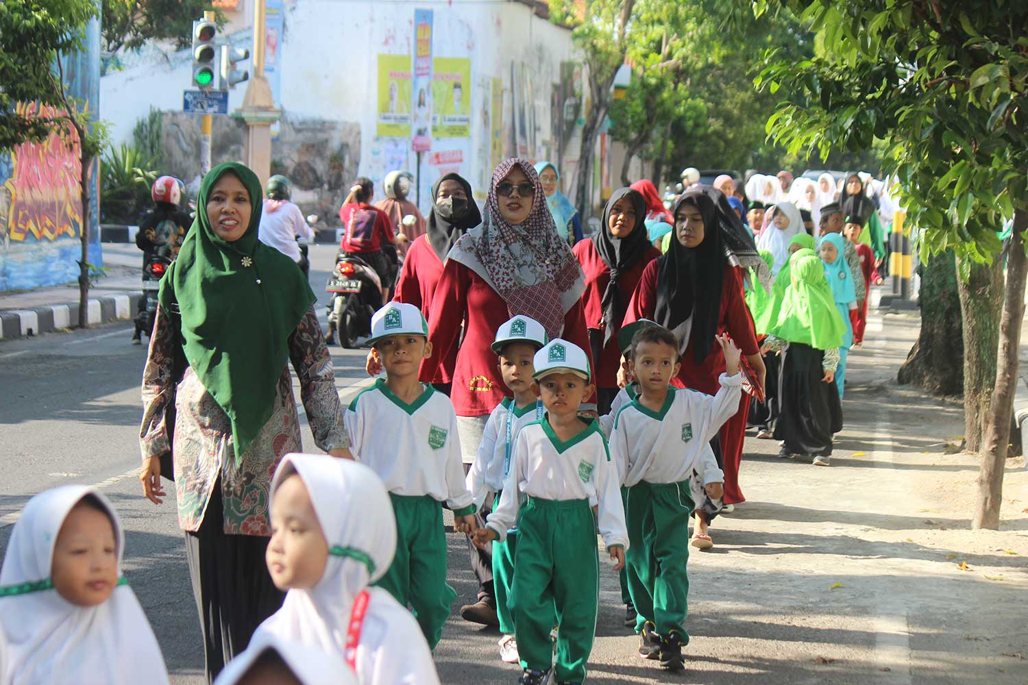 SEMANGAT: Para santri Yayasan Ash Shomadiyah Tuban beserta wali murid saat mengikuti jalan sehat dalam rangkaian acara Deklarasi Madrasah Ramah Anak.