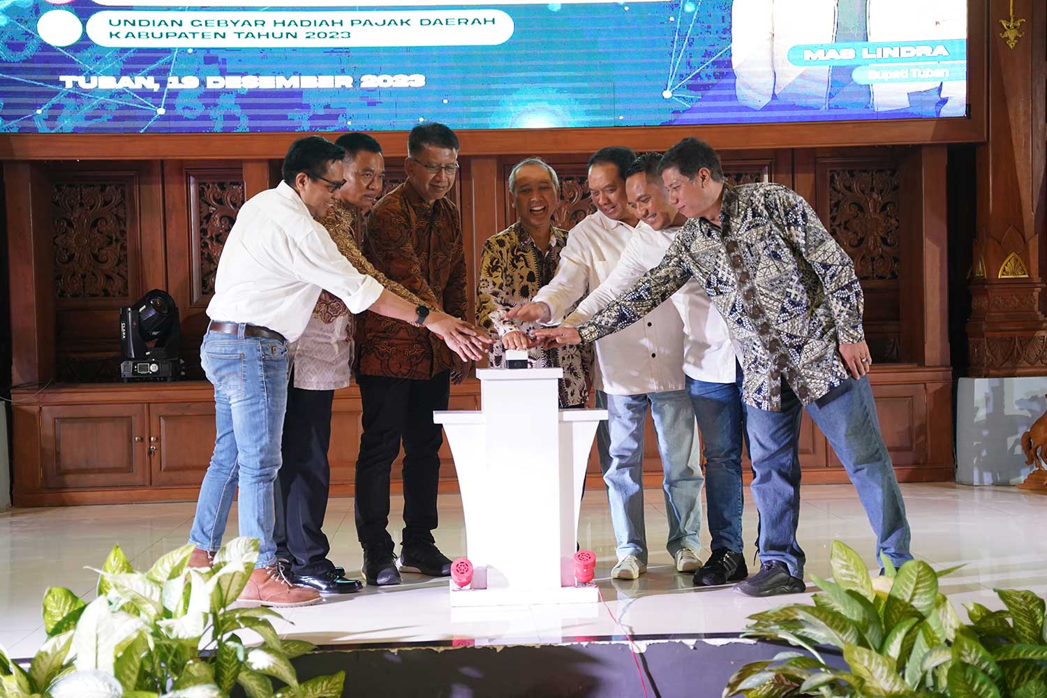 RESMI BERLAKU: Sekda Tuban bersama pimpinan BI dan Bank Jatim saat memencet tombol tanda di-launcing-nya Kartu Kredit Pemerintah Daerah (KKPD).