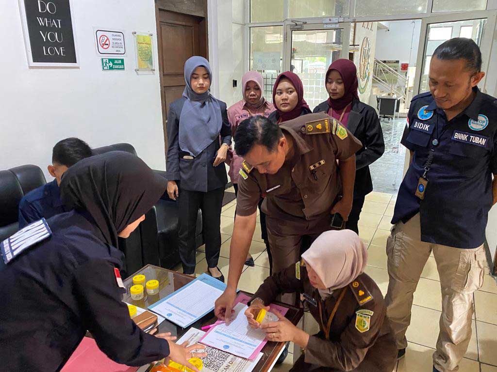 TELITI: Badan Narkotika Nasional Kabupaten (BNNK) Tuban melakukan pengumpulan sampel tes urine di Kantor Kejaksaan Negeri Tuban.