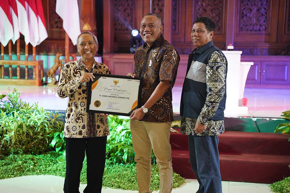 SELAMAT: Sekda Budi Wiyana menyerahkan piagam penghargaan kepada perusahaan yang menyumbang pemasukan pajak kepada Pemkab Tuban.