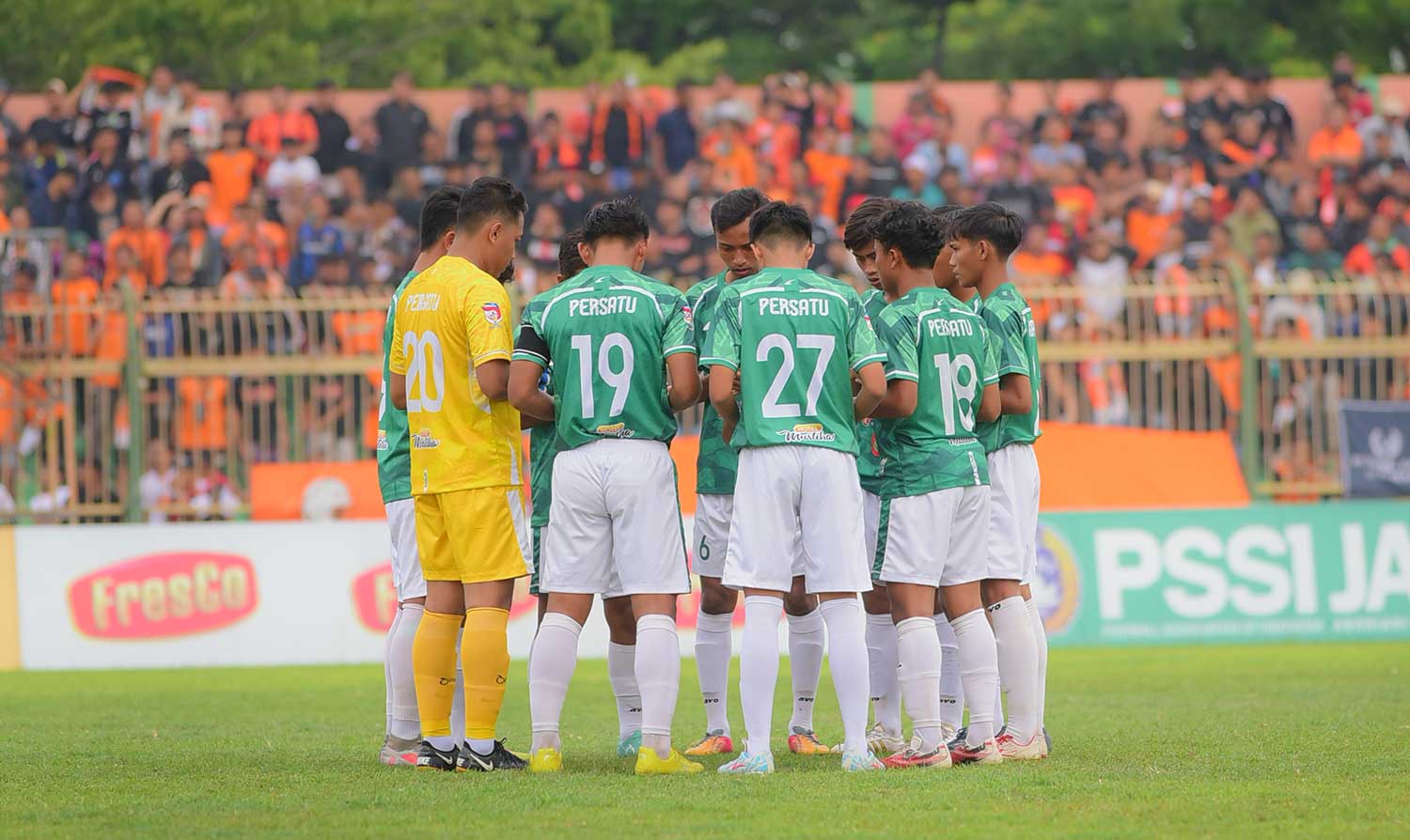 KEBERSAMAAN: Skuad Persatu melakukan ritual doa bersama sebelum laga melawan Persibo Bojonegoro dalam pertandingan penyisihan grup N, Sabtu (9/12).