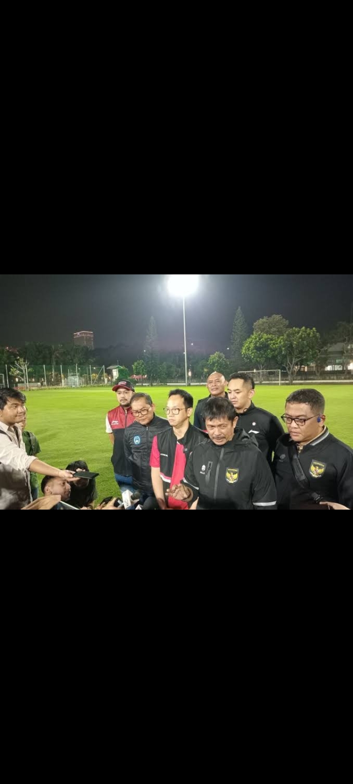 Pelatih Tim Nasional U-22 Indra Sjafri menjawab pertanyaan pers