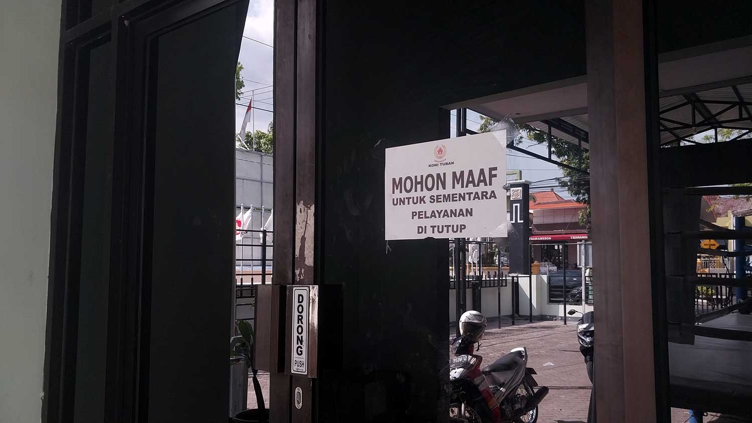 MENUNGGU KEPASTIAN DANA HIBAH: Kantor KONI Tuban di Jalan Peramuka terpaksa menutup pelayanan karena sudah tidak ada anggaran untuk biaya operasional.