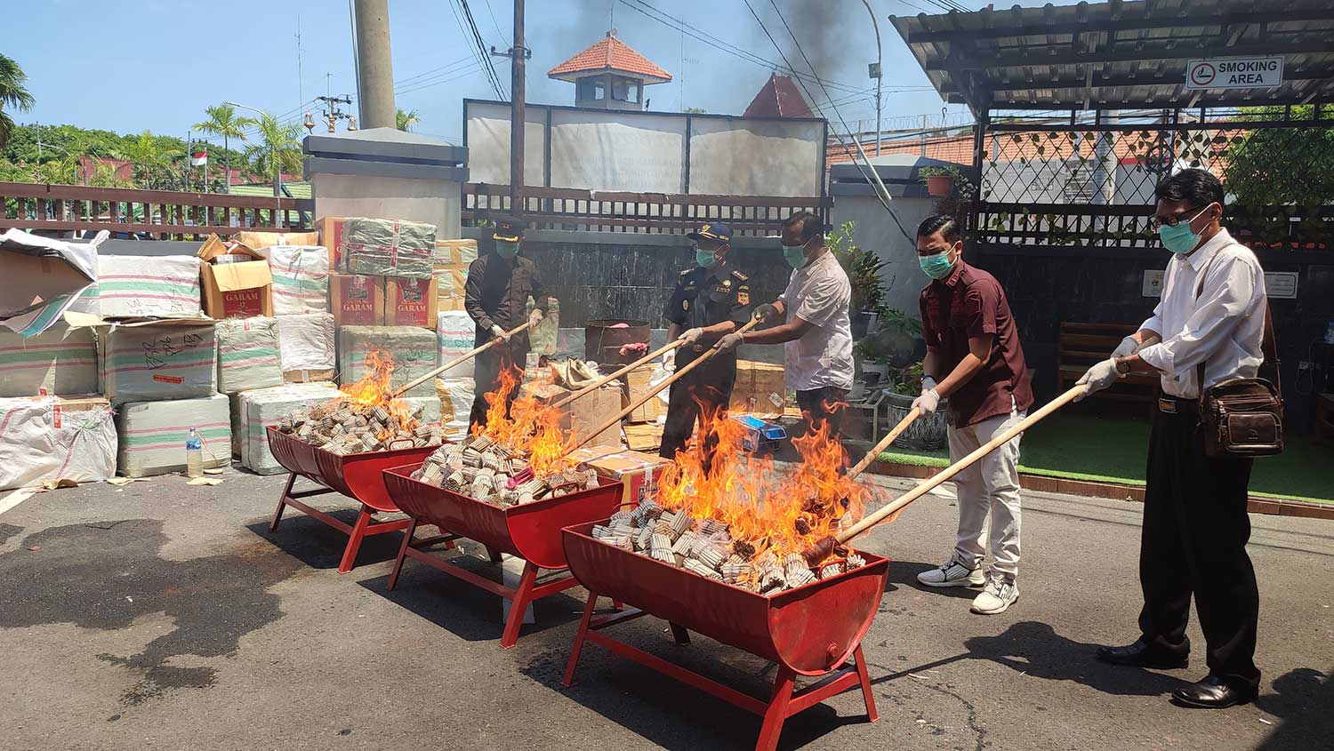 DIBAKAR: Proses pemusnahan barang bukti tindak pidana narkotika dan rokok ilegal di depan kantor Kejari Tuban.
