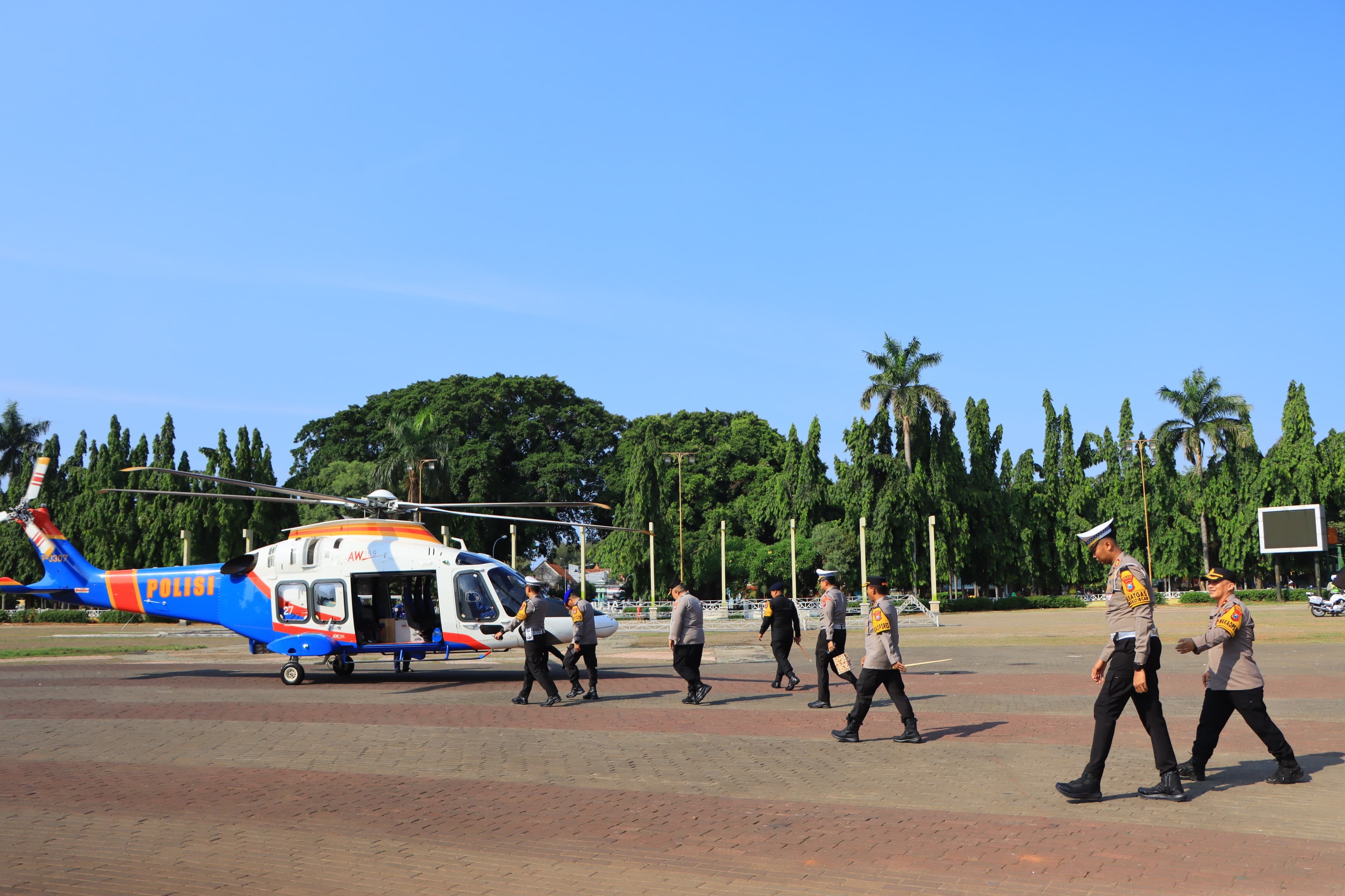 PETAKAN GANGGUAN: Kepala biro operasi Polda Jawa Timur Kombespol Puji Santoso yang baru turun dari helikopter saat mengecek kesiapan pengamanan Natal dan tahun baru di Tuban.