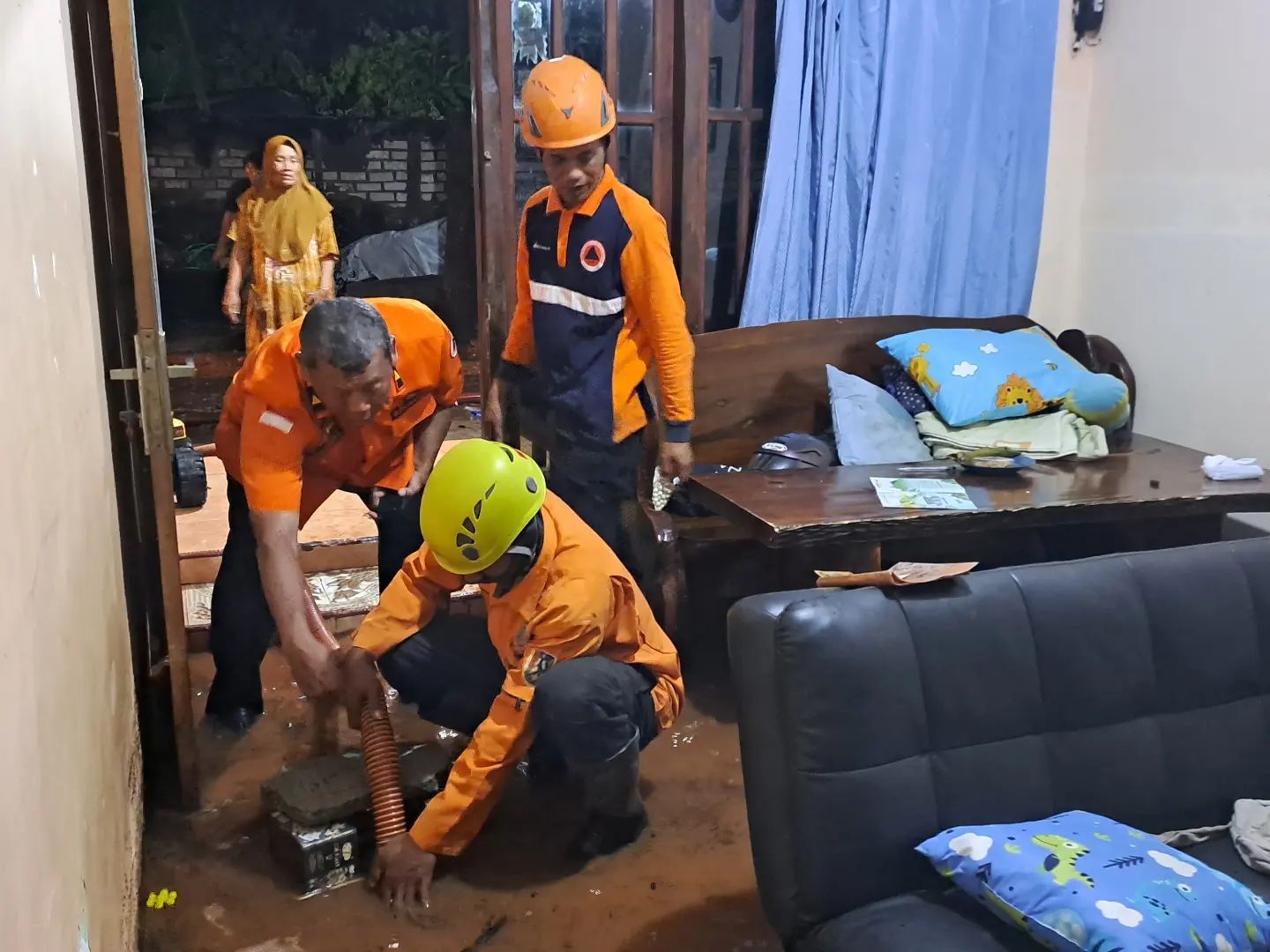 EVAKUASI: Tim BPBD Tuban melakukan evakuasi bencana banjir di Desa Sumurgung, Kecamatan Tuban.