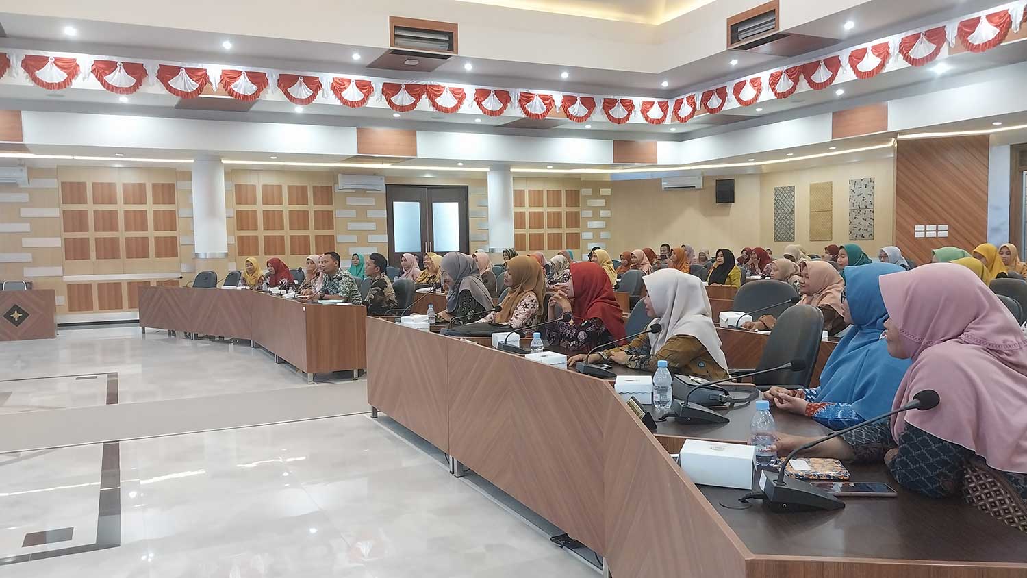PAK/BU DPRD BANTU KAMI: Para guru non serdik 2023 peserta PPPK saat audiensi dengan DPRD dan BKPSDM Tuban di gedung DPRD Tuban, Kamis (21/12).