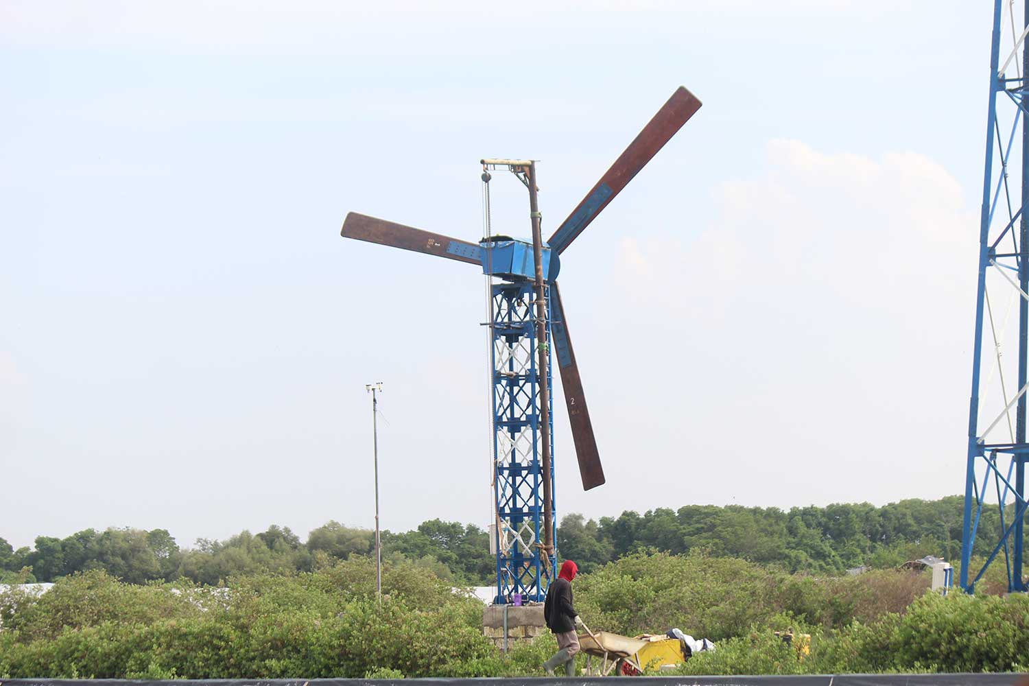 MEMBANTU MASYARAKAT: Tower pembangkit listrik tenaga bayu (PLTB) setinggi tujuh meter yang membantu meningkatkan produksi garam di Desa Leranwetan, Kecamatan Palang.