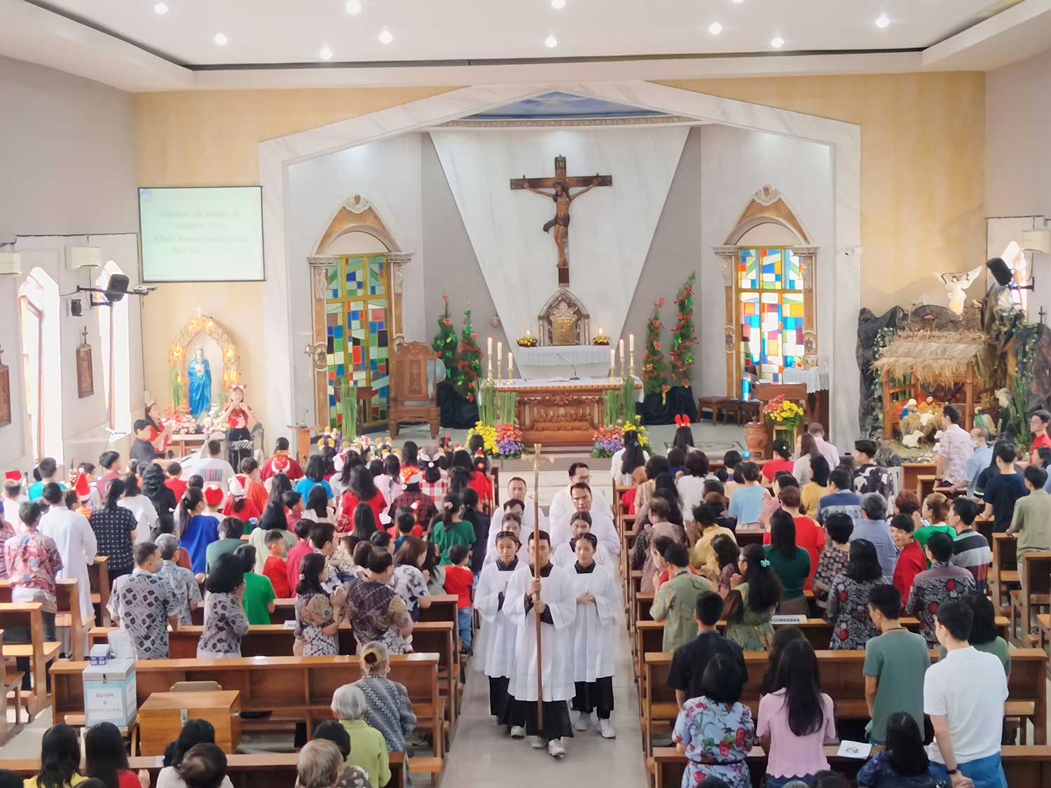 HARI RAYA: Umat katolik melaksanakan Misa Natal di Gereja Katolik Santo Petrus Tuban, Jalan Panglima Sudirman.