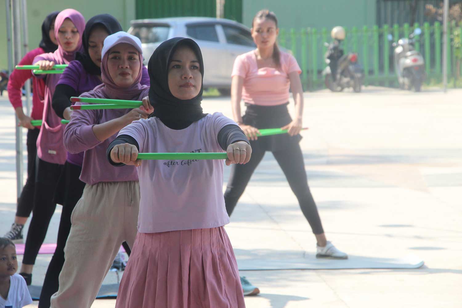 SEMANGAT: Salah satu peserta Poundfit Rengel yang menikmati gerakan dan irama musik yang diberikan oleh instruktur.