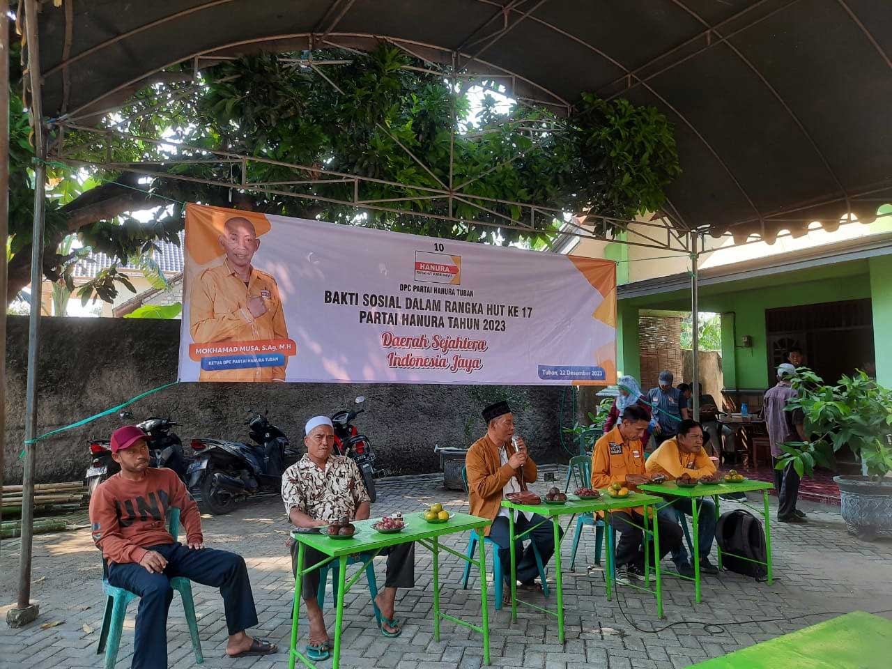 OPTIMISTIS: Ketua DPC Partai Hanura Tuban Mokhamad Musa memberikan sambutan dalam peringatan HUT ke&ndash;17 Hanura.