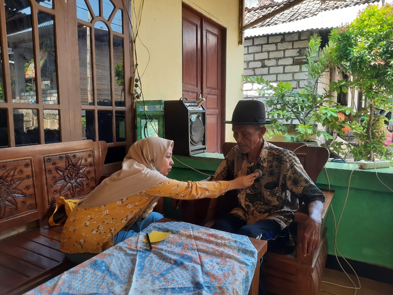 SEMOGA SEHAT: dr. Wellystianti Aprilia Musa memberikan pelayanan pengobatan gratis kepada warga tidak mampu di Desa Tunah, Kecamatan Semanding.