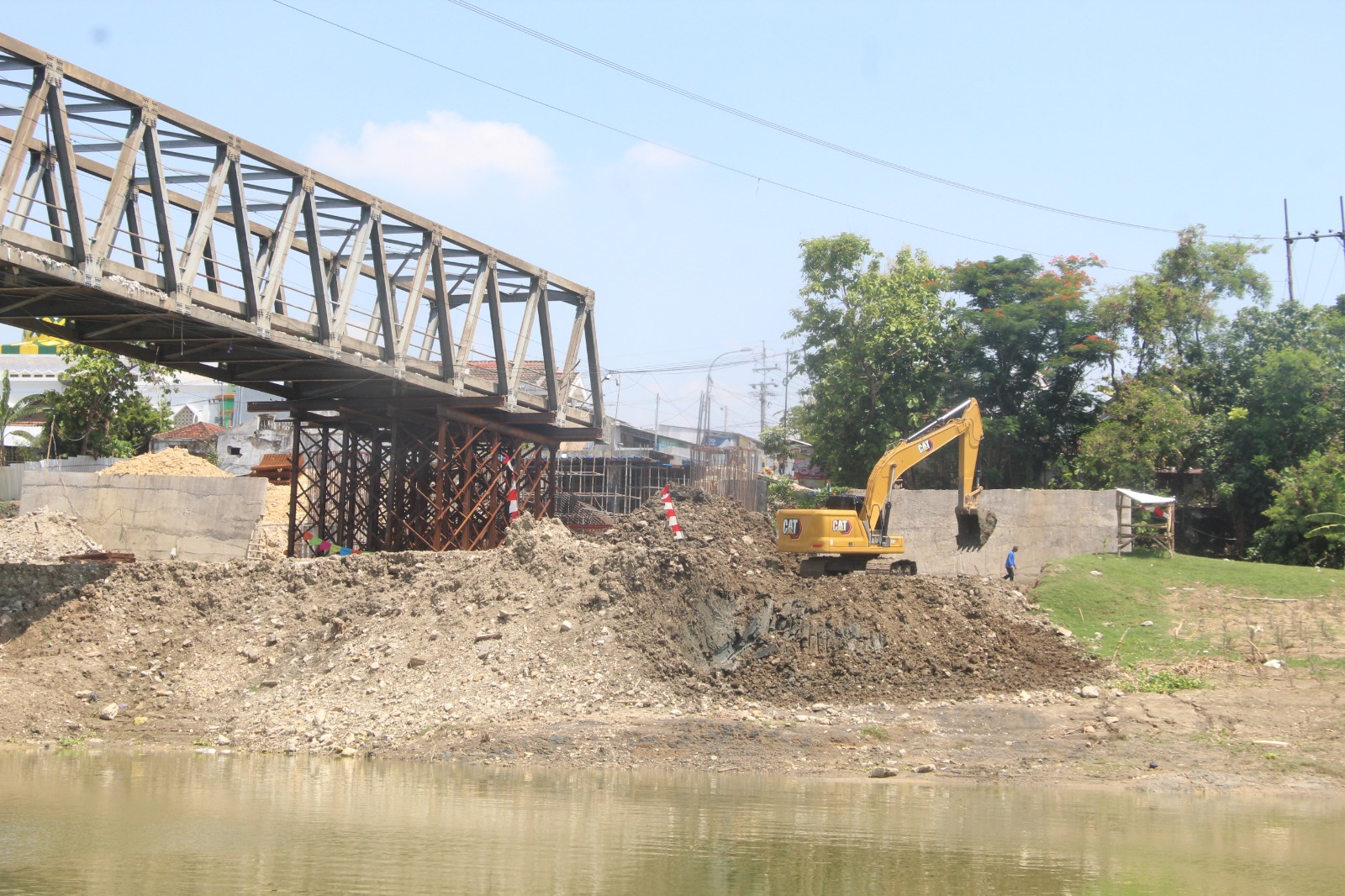 DIAMPINGI TPPS KEJARI: Proyek perbaikan Jembatan Glendeng hingga saat ini masih dikerjakan. Sedianya, proyek teresebut sudah harus selesai.