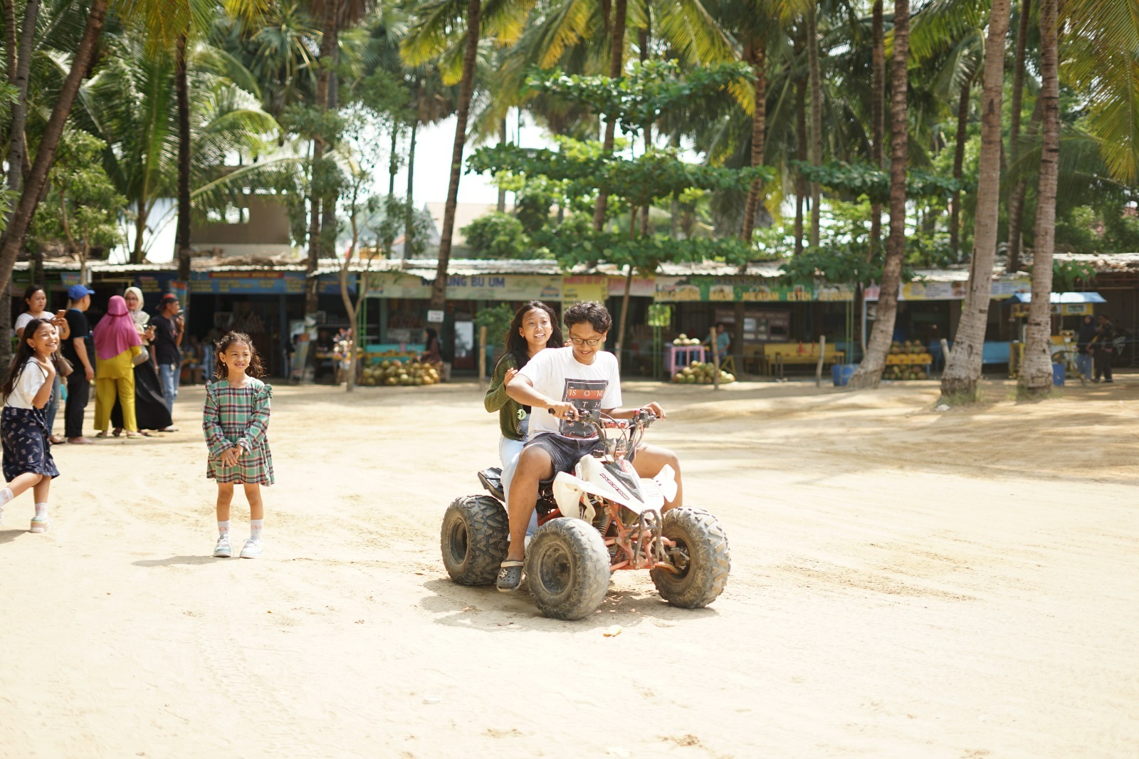 Wisatawan di Pantai Kelapa Tuban, Selasa (26/12).