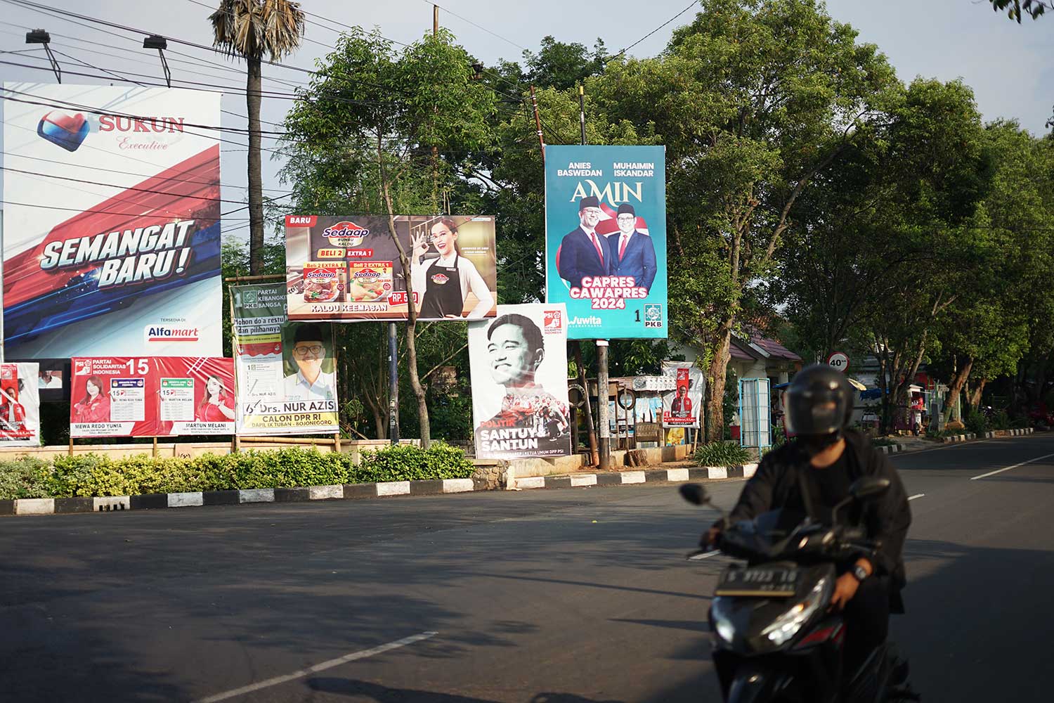 TANDA-TANDA MENJELANG PEMILU: Potret di antara salah satu sudut jalan protokol dalam kota yang dipenuhi dengan baliho alat peraga kampanye (APK) caleg.