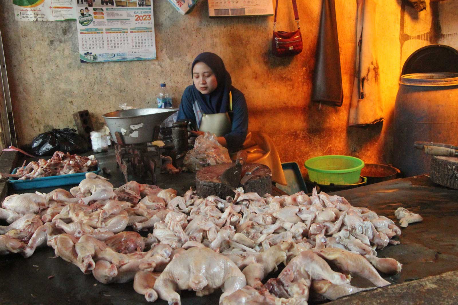 MASIH STABIL: Daging ayam, salah satu komoditas pangan yang harganya belum terpengaruh libur panjang akhir tahun.