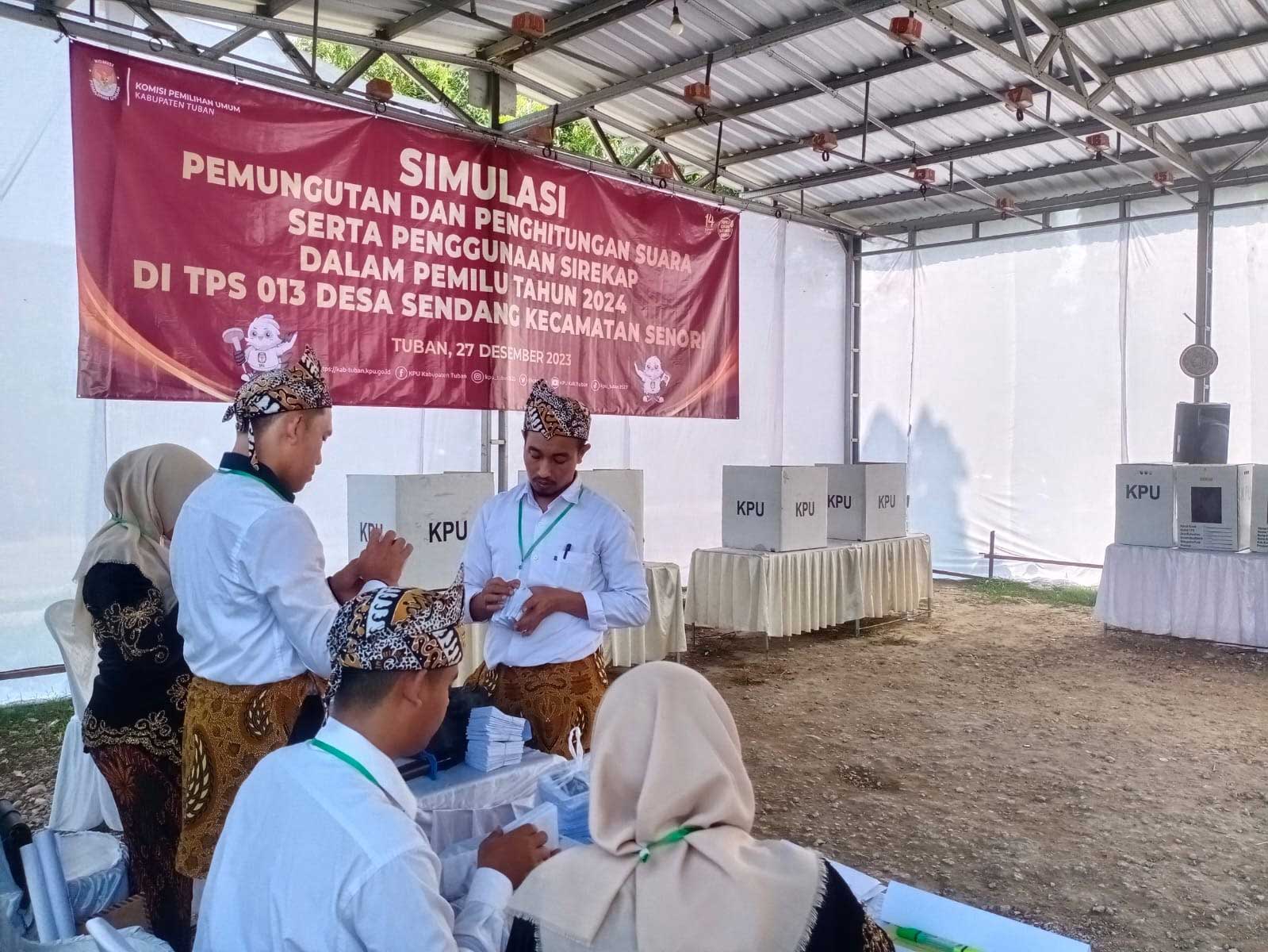 MASIH BANYAK CATATAN: KPUK Tuban melakukan simulasi pemungutan suara menggunakan aplikasi sirekap di TPS 13 Desa Sendang, Kecamatan Senori, Rabu (27/12).