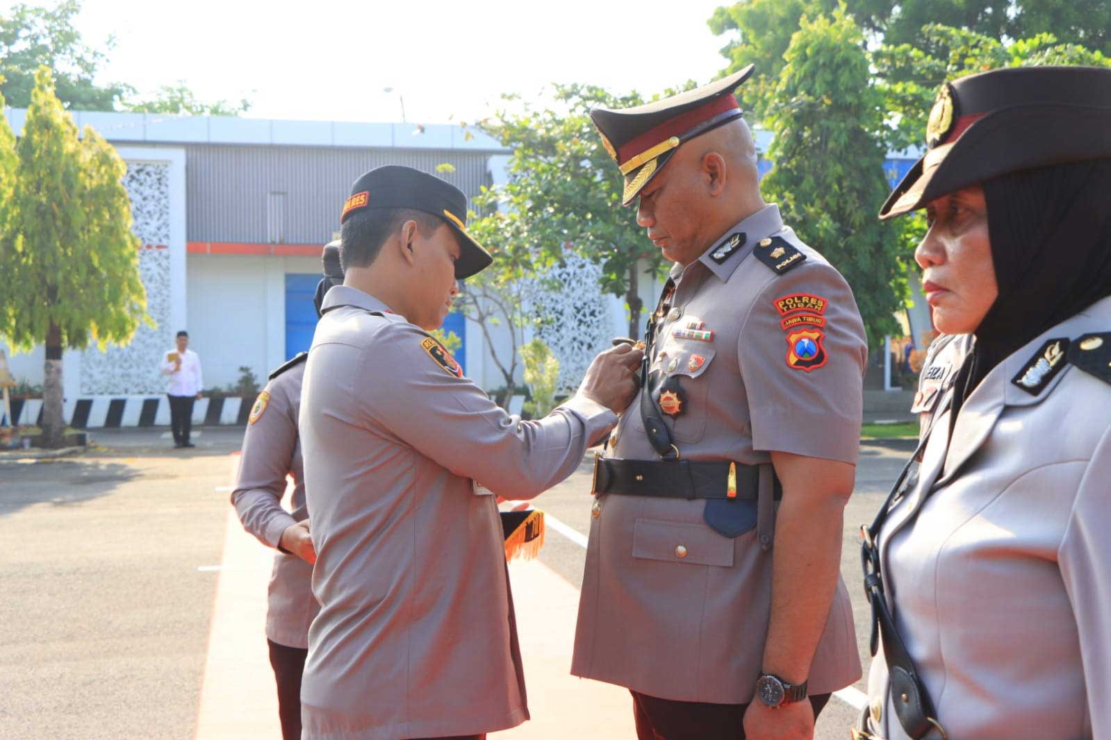 MENJALANKAN TUGAS BARU: Serah terima jabatan sejumlah perwira Polres Tuban, Rabu (28/12).