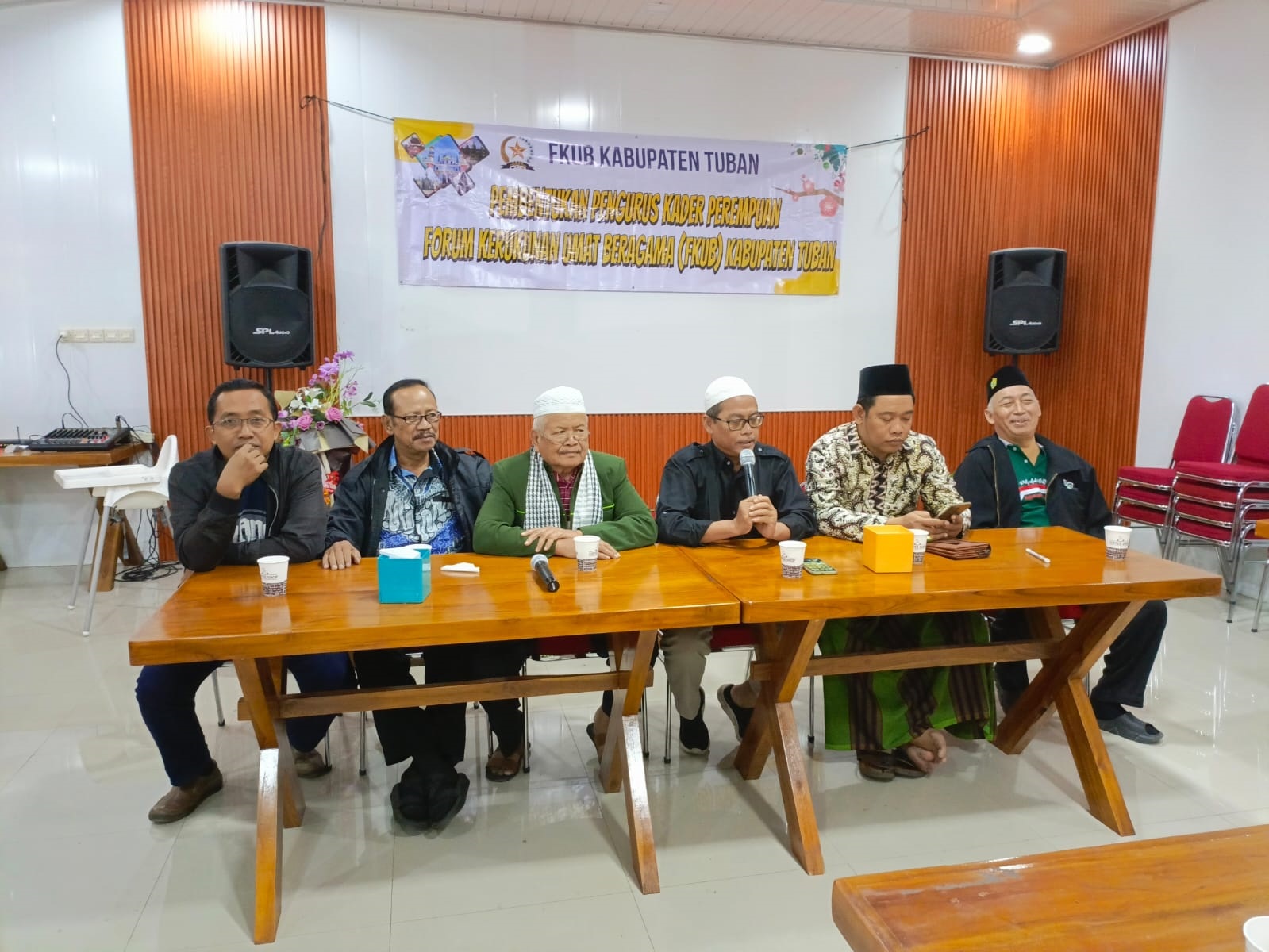 MENGEDEPANKAN MODERASI BERAGAMA: Sekretaris FKUB Kabupaten Tuban Dr. Ir. M. Amenan, MT (tiga dari kanan) bersama pengurus FKUB Tuban pada pembentukan Kader Perempuan FKUB Kabupaten Tuban.