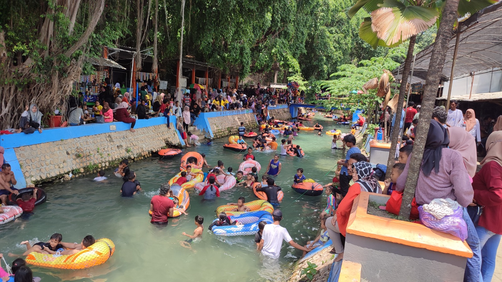 Wisata Goa Ngerong dipadati pengunjung pada momen liburan sekolah.