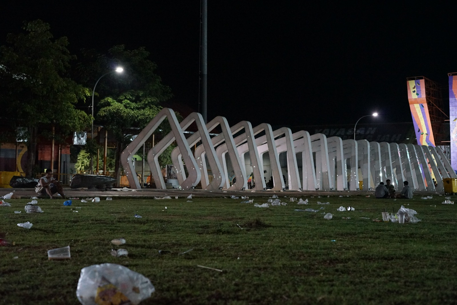 BUTUH KESADARAN: Sampah yang berserakan di area GOR Rangga Jaya Anoraga Tuban saat malam perayaan tahun baru.