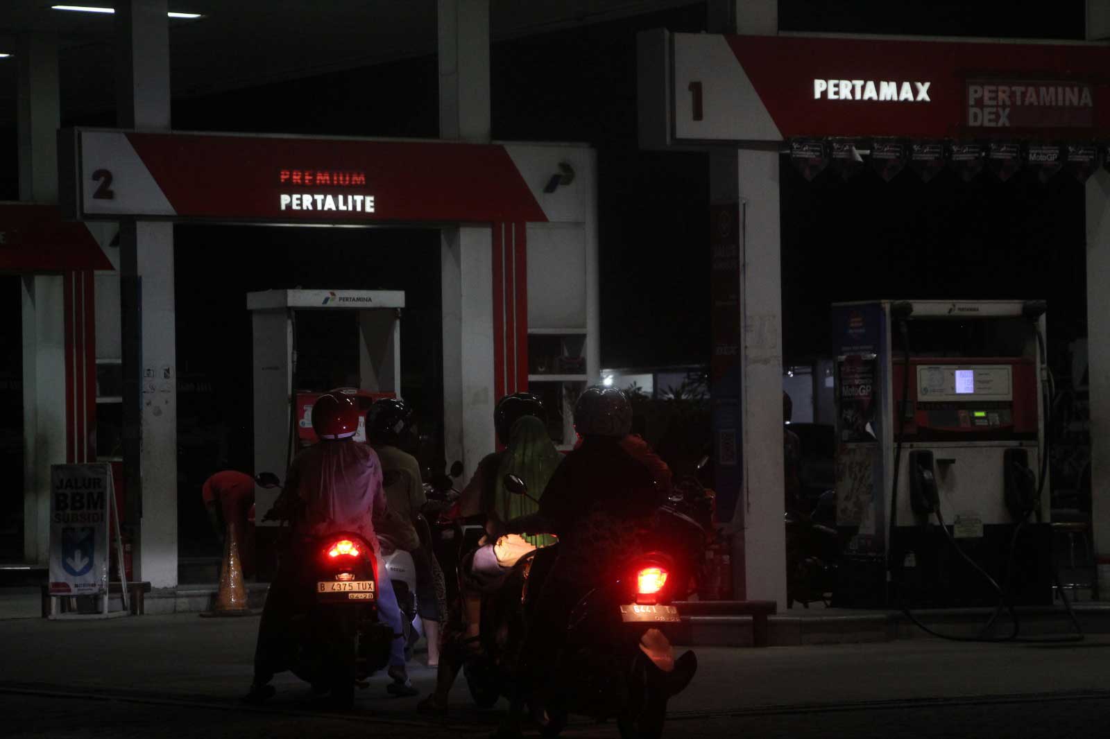 BERTAHAN DENGAN SUBSIDI: Pengendara motor antre Pertalite meski Pertamax turun harga.