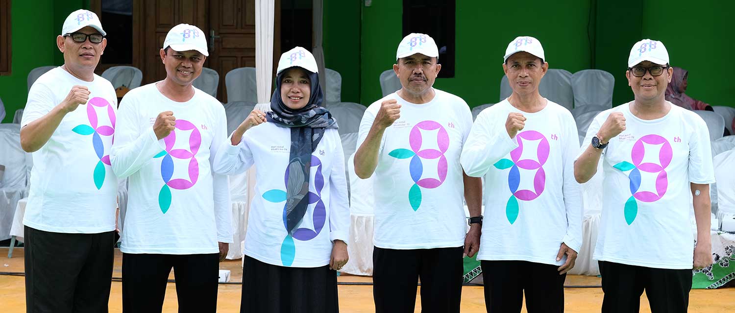 MOMENTUM TINGKATKAN SEMANGAT: Plt Kemenag Tuban Moh. Qosim bersama jajaran kepala seksi optimistis untuk memberikan pelayanan kepada masyarakat.
