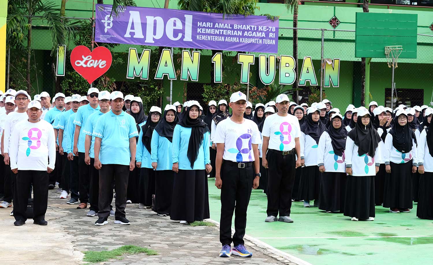 KHIDMAT: ASN Kemenag Tuban mengikuti apel peringatan HAB ke-78 Kemenag di halaman MAN 1 Tuban, Rabu (3/1).