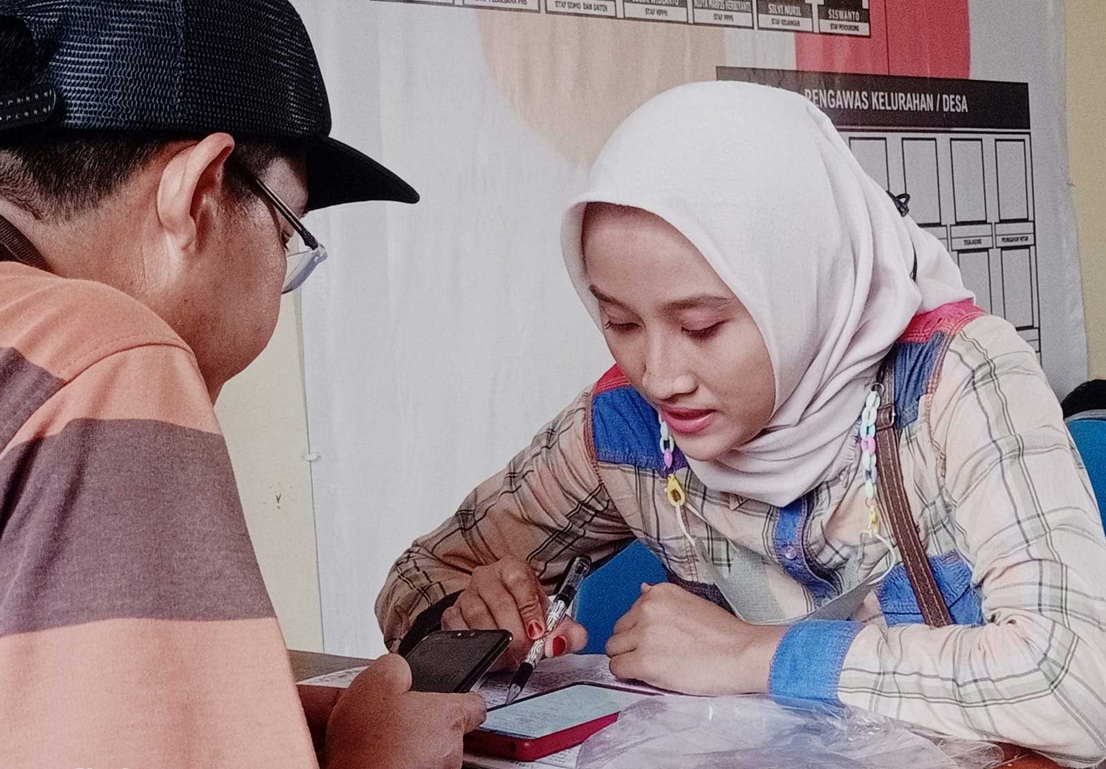 ANTUSIAS: Masyarakat yang mengikuti proses seleksi pengawas TPS di Kecamatan Semanding, Selasa (2/1).