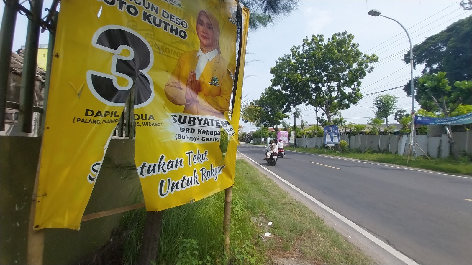 APAKAH INI MELANGGAR?: Salah satu APK caleg dari dapil dua yang mendompleng status sebagai istri kades.