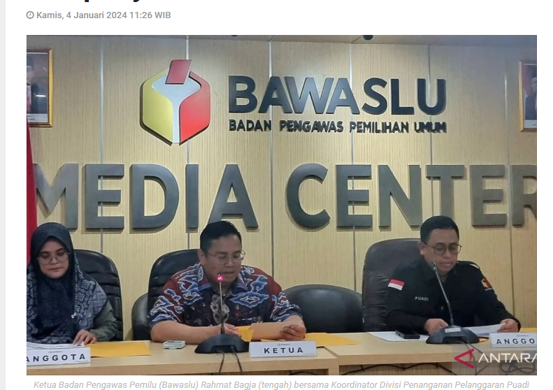 Ketua Badan Pengawas Pemilu (Bawaslu) Rahmat Bagja (tengah) bersama Koordinator Divisi Penanganan Pelanggaran Puadi (kanan), Anggota Bawaslu Lolly Suhenty (kiri)