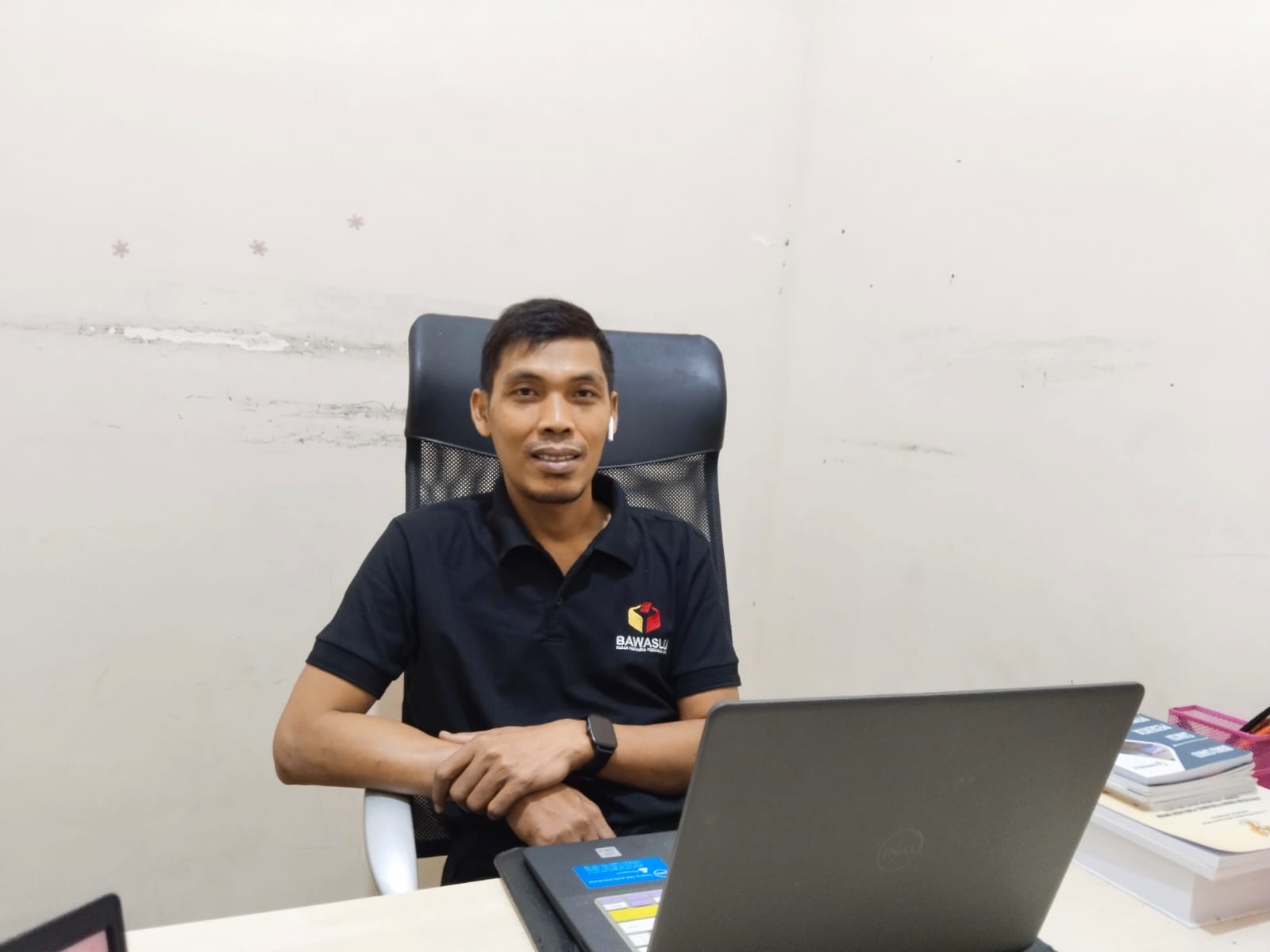 BERI PENJELASAN: Ketua Bawaslu Tuban M. Arifin di ruangannya saat menanggapi ungkapan Cak Imin, Rabu (3/1).