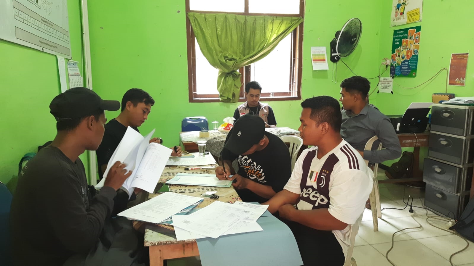 RAMAI PENDAFTAR: Proses pendaftaran PTPS pada hari pertama yang membeludak.