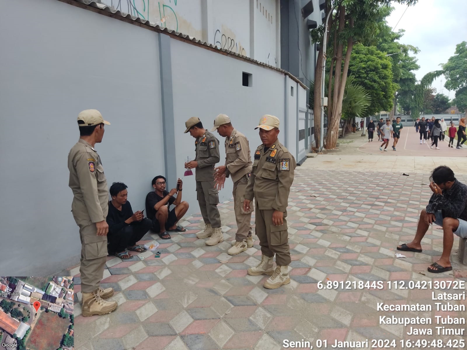 Sejumlah remaja yang diamankan petugas Satpol PP dan Damkar Tuban karena menenggak es moni di GOR Rangga Jaya Anoraga Tuban.