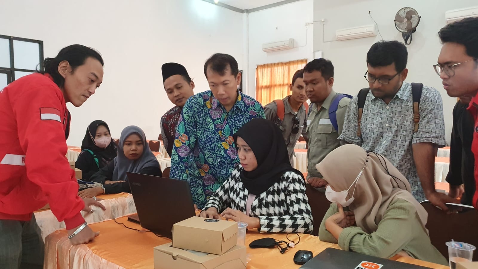 DIKASIH PAHAM: perwakilan parpol mengikuti kegiatan bimtek pelaporan LADK di kantor KPUK Tuban, Kamis (4/1).