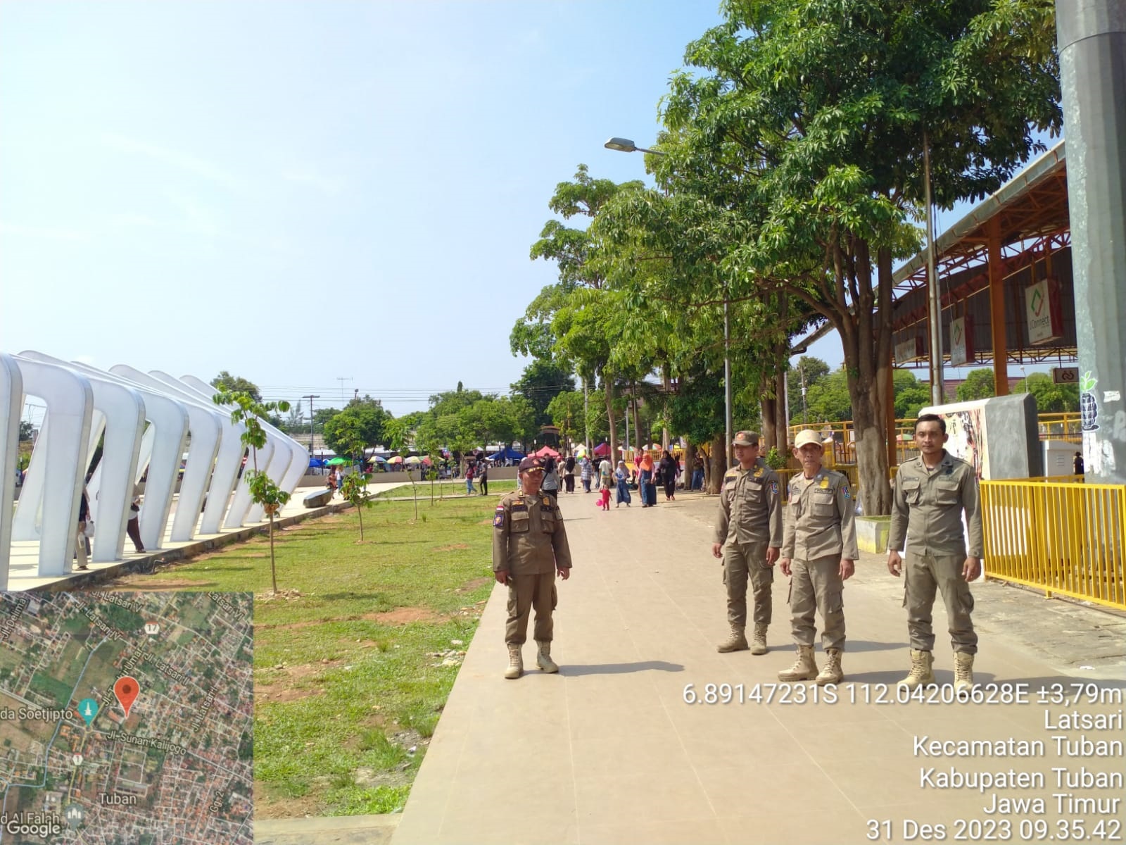 SIAGA: Petugas Satpol PP dan Damkar yang ditempatkan di GOR Rangga Jaya Anoraga Tuban setiap hari.