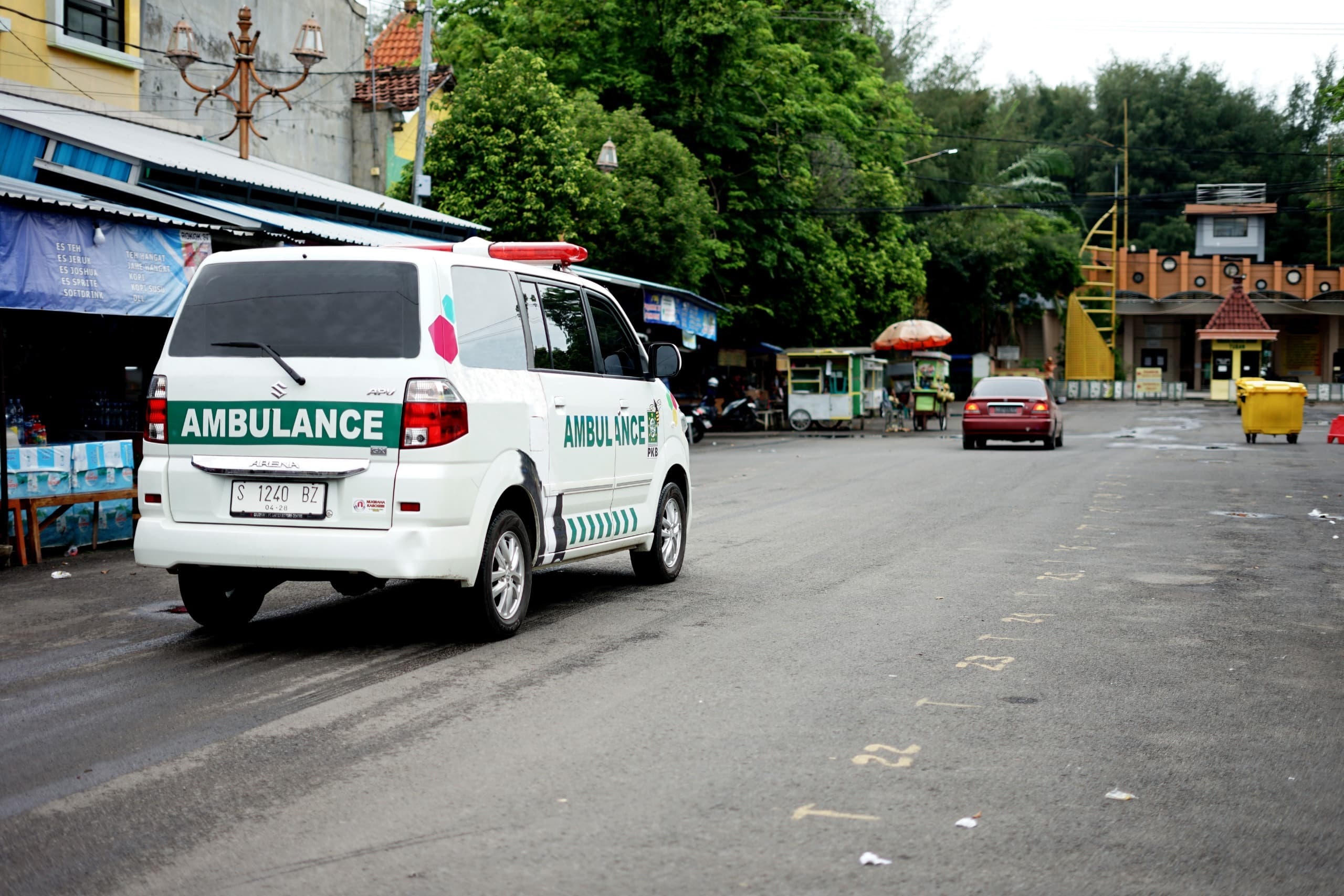 TAK DITAMBAH: Unit ambulans milik pemkab saat parkir di halaman area wisata Pantai Boom.