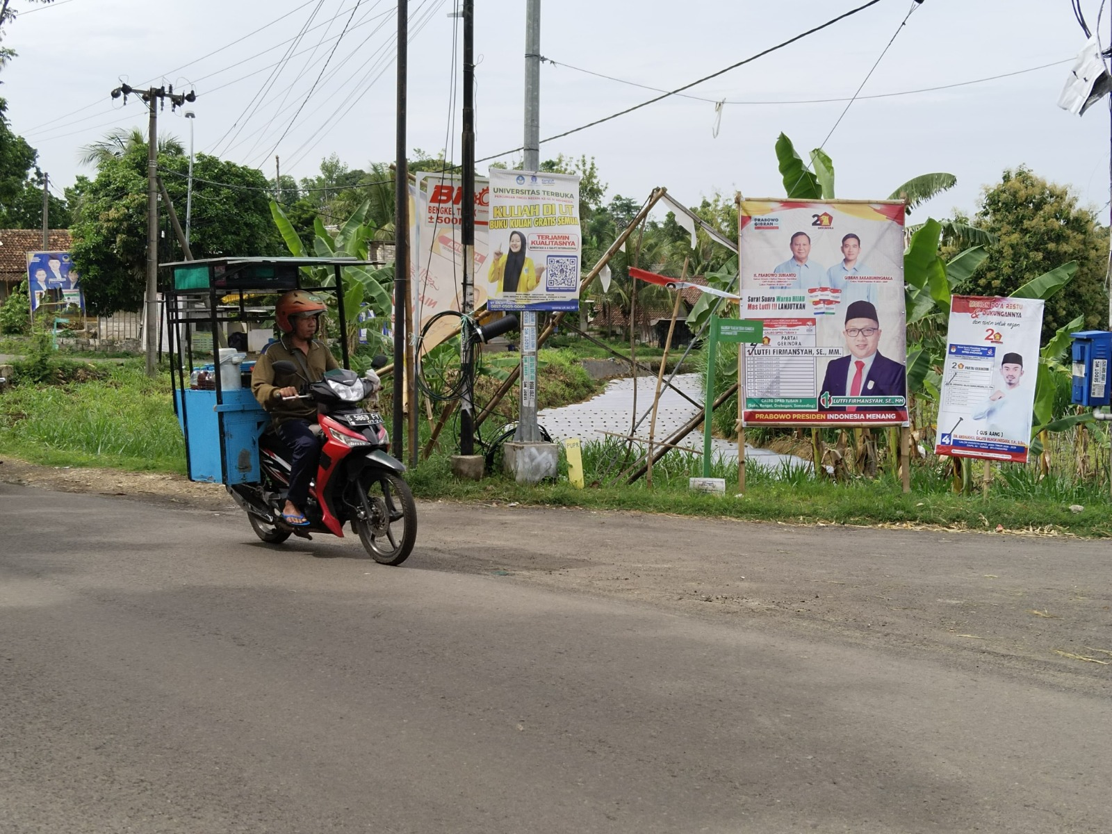 BERBAHAYA: Pemasangan APK di tiang listrik Desa Gesikan Kecamatan Grabagan yang berpotensi memicu gangguan kelistrikan.