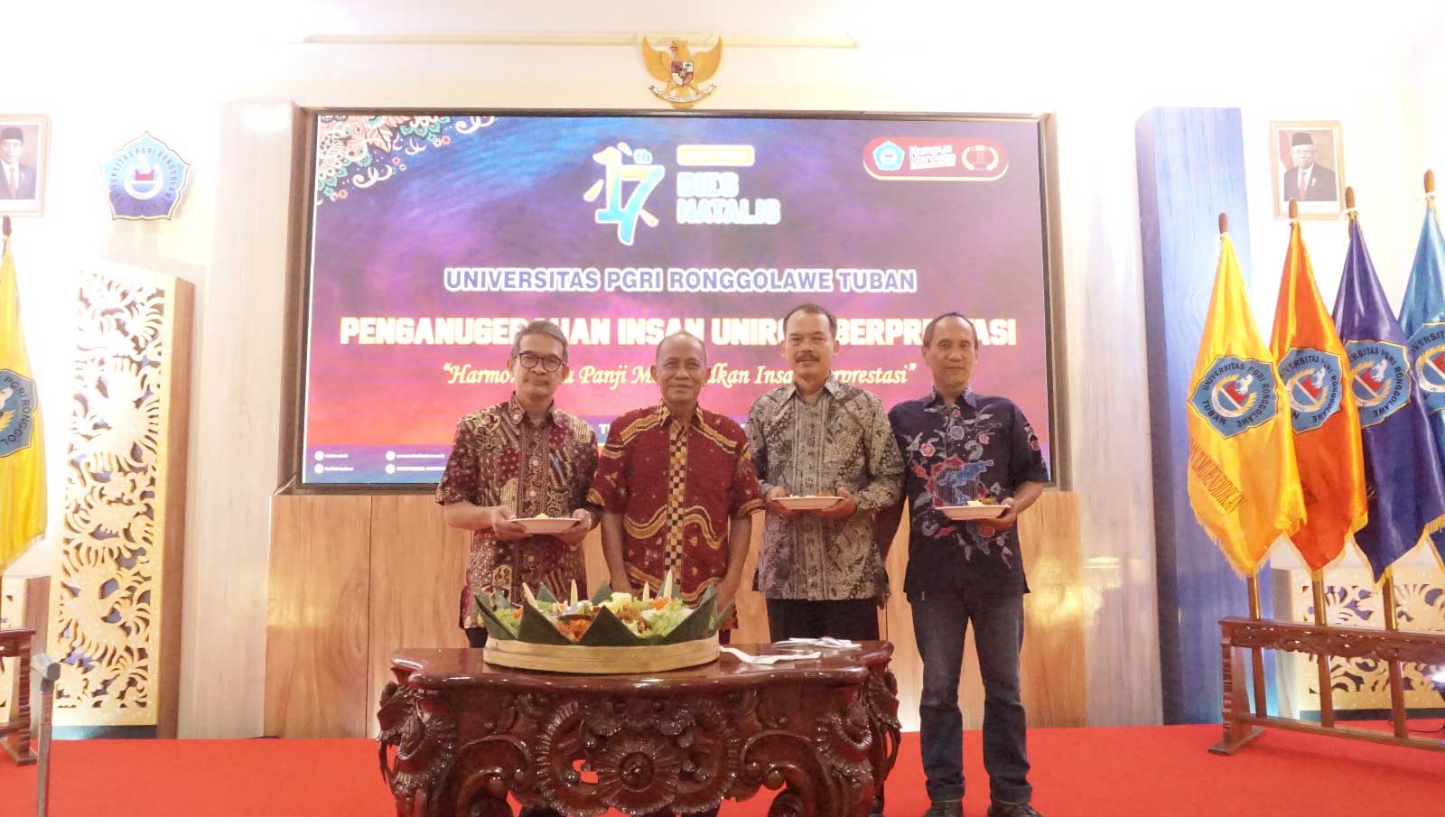 SELALU KOMPAK: Peringatan Dies Natalis ke-17 Universitas PGRI Ronggolawe (Unirow) Tuban yang diselenggarakan dengan penuh suka cita.