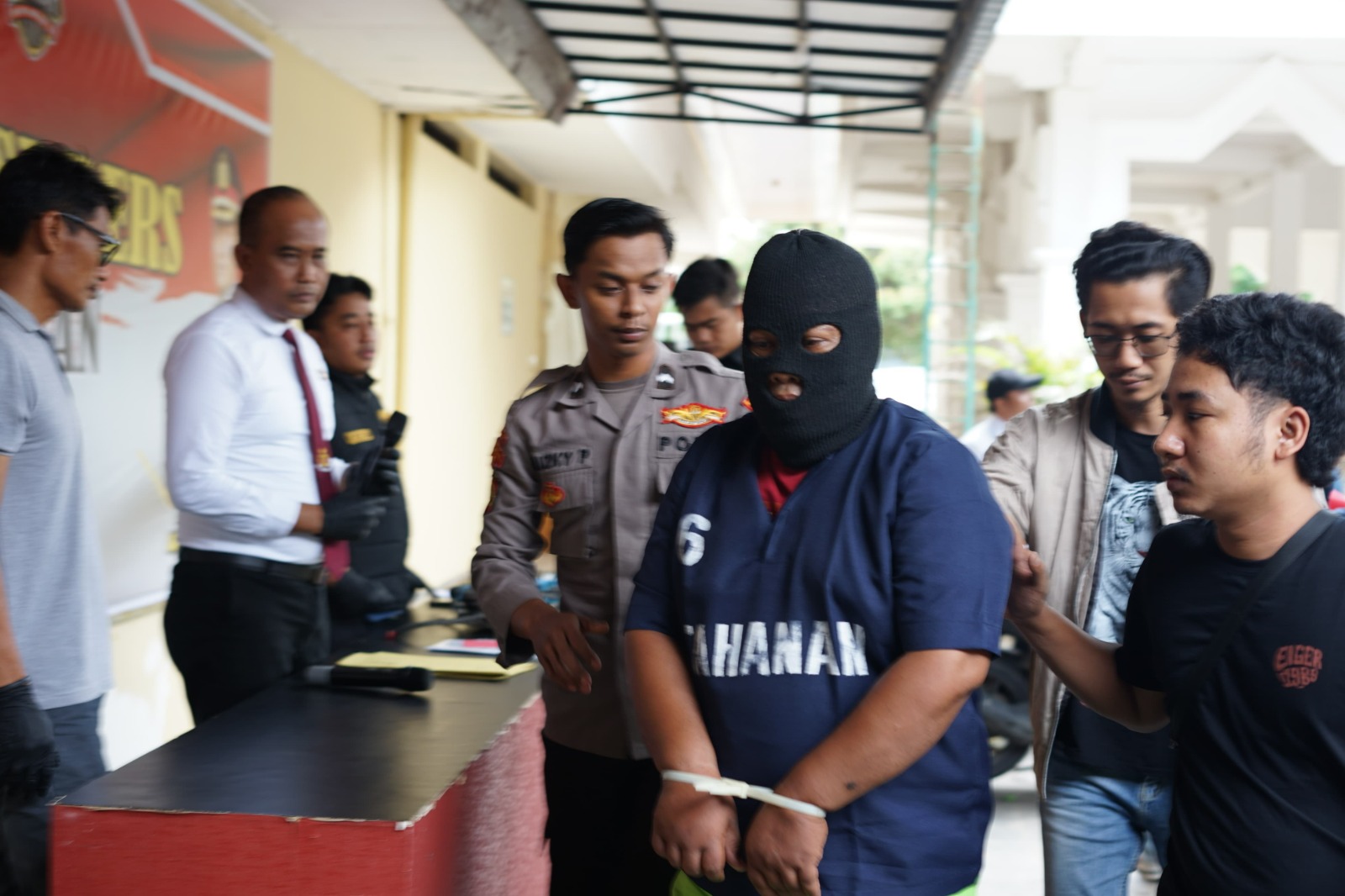 TERTUNDUK MALU: Pelaku pencurian motor di Masjid Al Ikhlas Karang Indah, Tuban saat ditunjukkan di depan awak media.