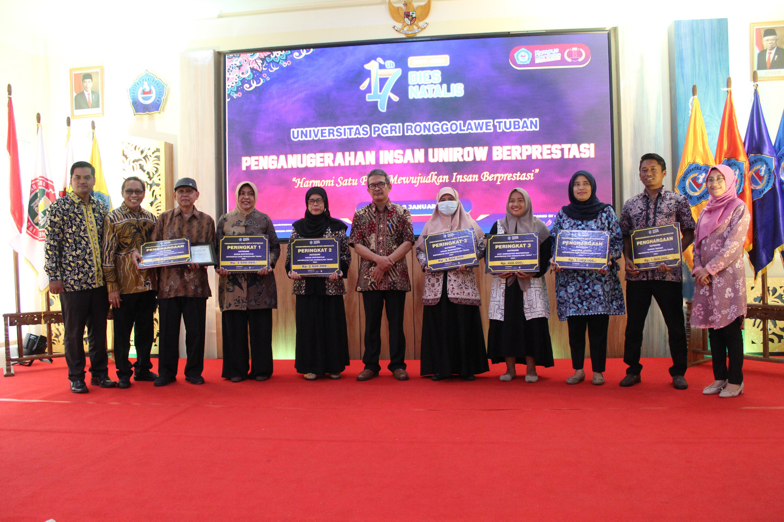 APRESIASI: Penyerahan penganugerahan insan Unirow berprestasi dari rektor kepada guru besar, dosen, tendik, program studi, ormawa, dan mahasiswa berprestasi.