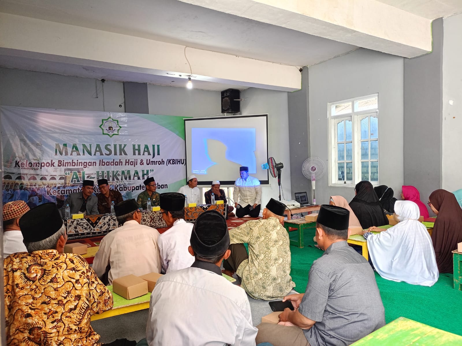 MEMPERSIAPKAN: Kasi Haji dan Umrah Kemenag Tuban ketika memberikan pengarahan manasik haji di KBIH beberapa waktu lalu.
