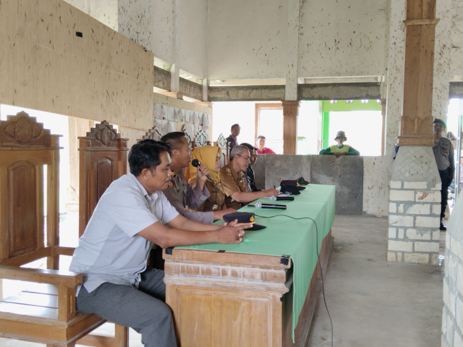 Aksi unjuk rasa warga Dusun Klampeyan, Desa/Kecamatan Grabagan  di balai desa Grabagan, Senin (8/1).